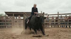 Abuela enfrentando el peligro de las apuestas clandestinas con un toro bravo